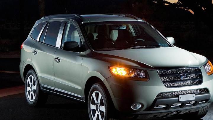 Hyundai Santa Fe 2009 HeadLights On Front Pose In Night